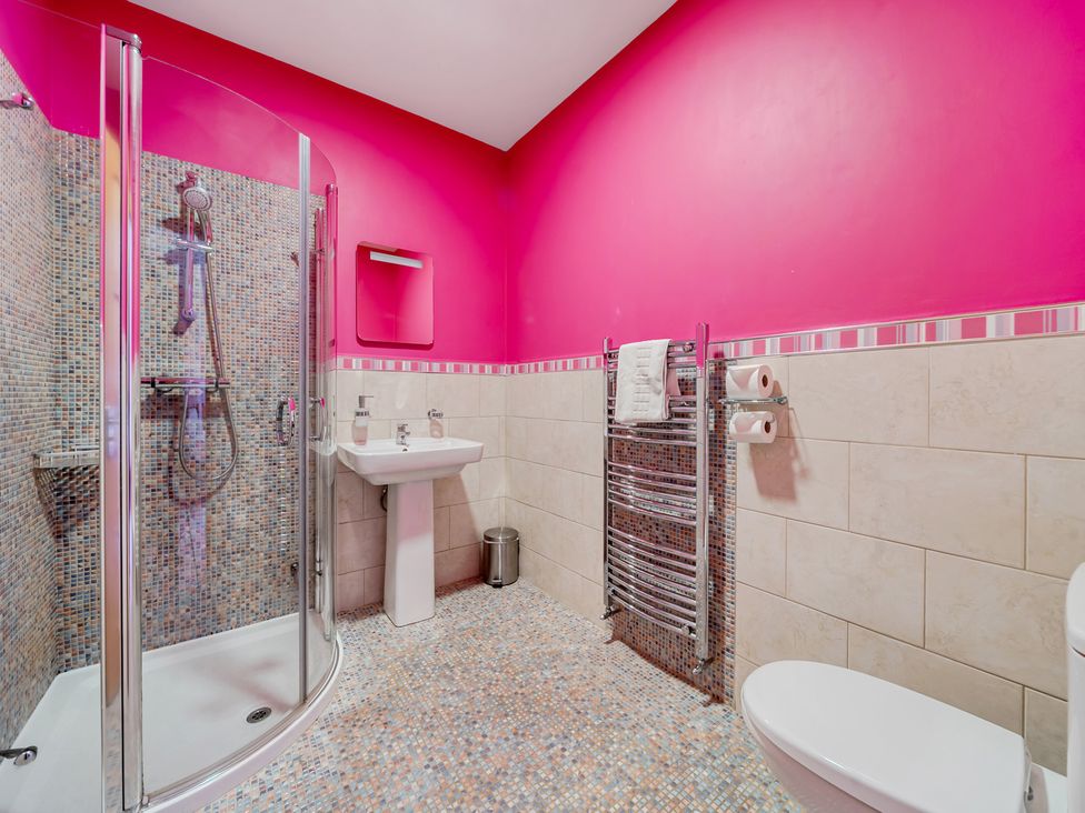 A bathroom with a shower, sink and toilet at Manor House in Chesterfield