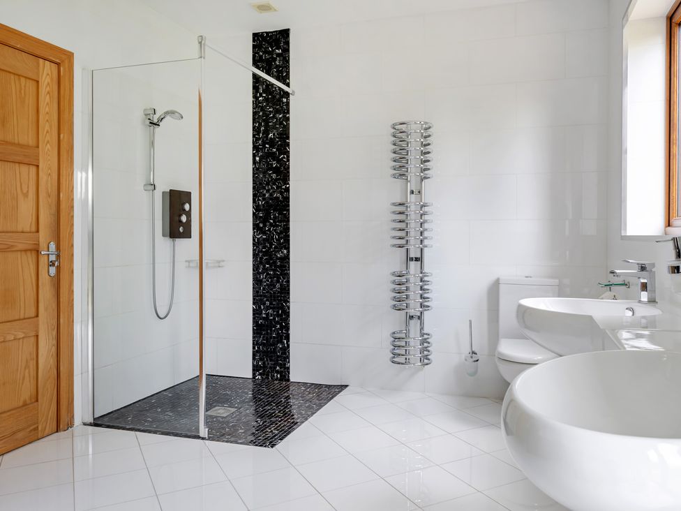 A bathroom with a shower, toilet, and sink at Manor House in Chesterfield