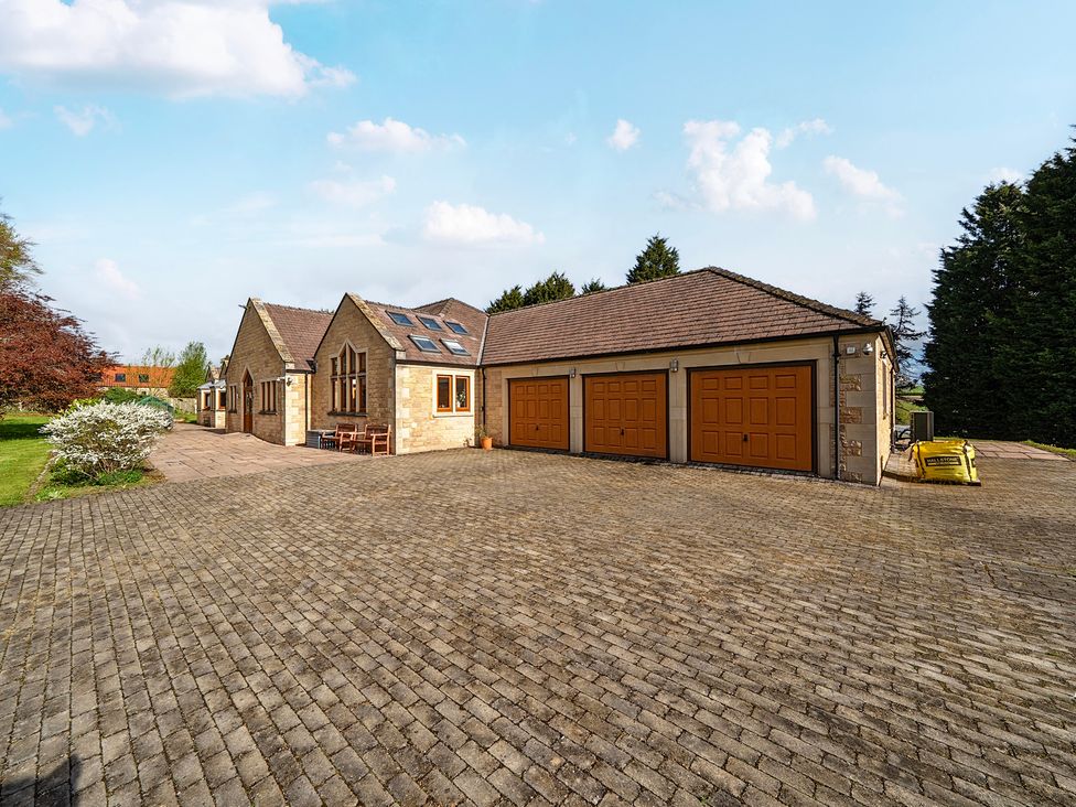 A house with garage and driveway at Manor House in Chesterfield