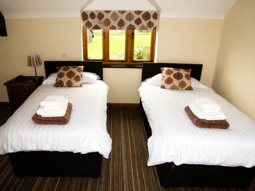 Two single beds with towels in a bedroom at Tyn Y Celyn Canol Clocaenog near Ruthin