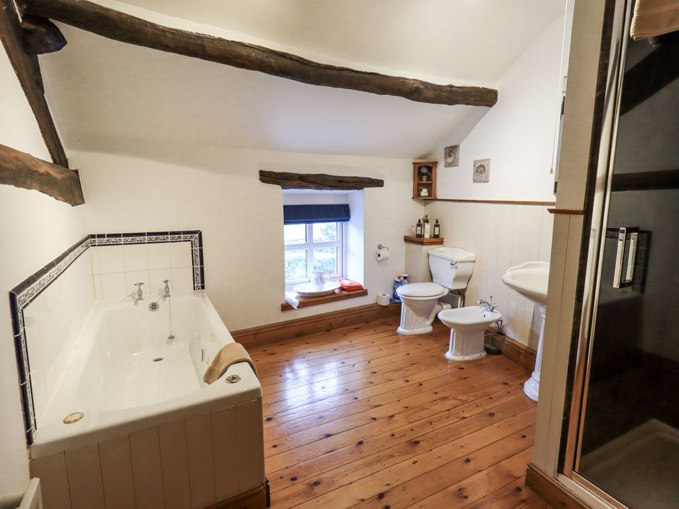 A bathroom with a bathtub, toilet, and sink at The Stables in Horton-in-Ribblesdale near Settle