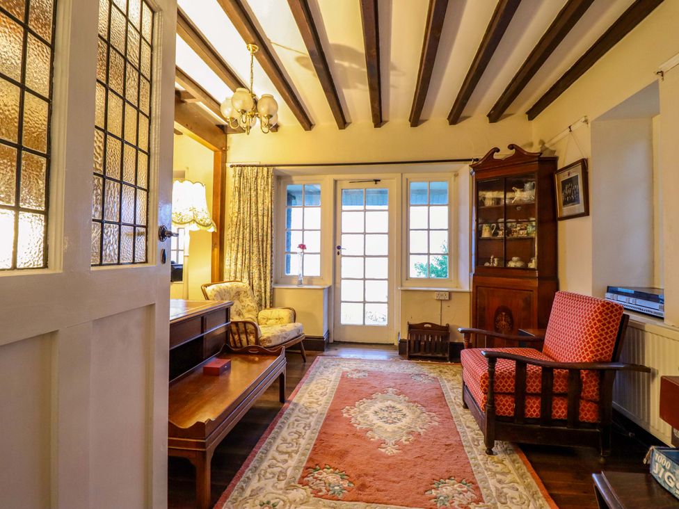 A living room with a table and chairs at Murmur Y Don in Harlech