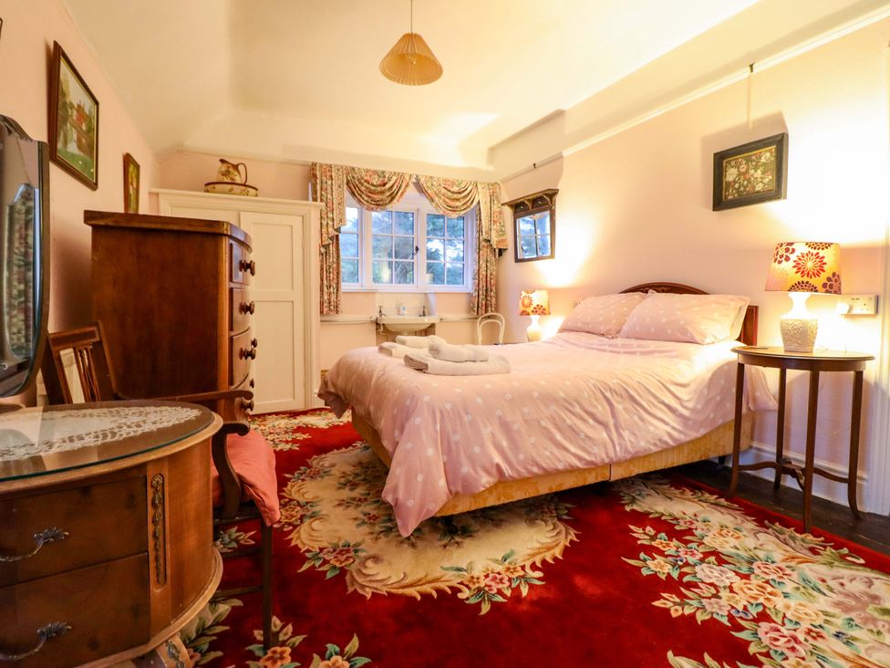 A bedroom with a bed and dresser at Murmur Y Don in Harlech