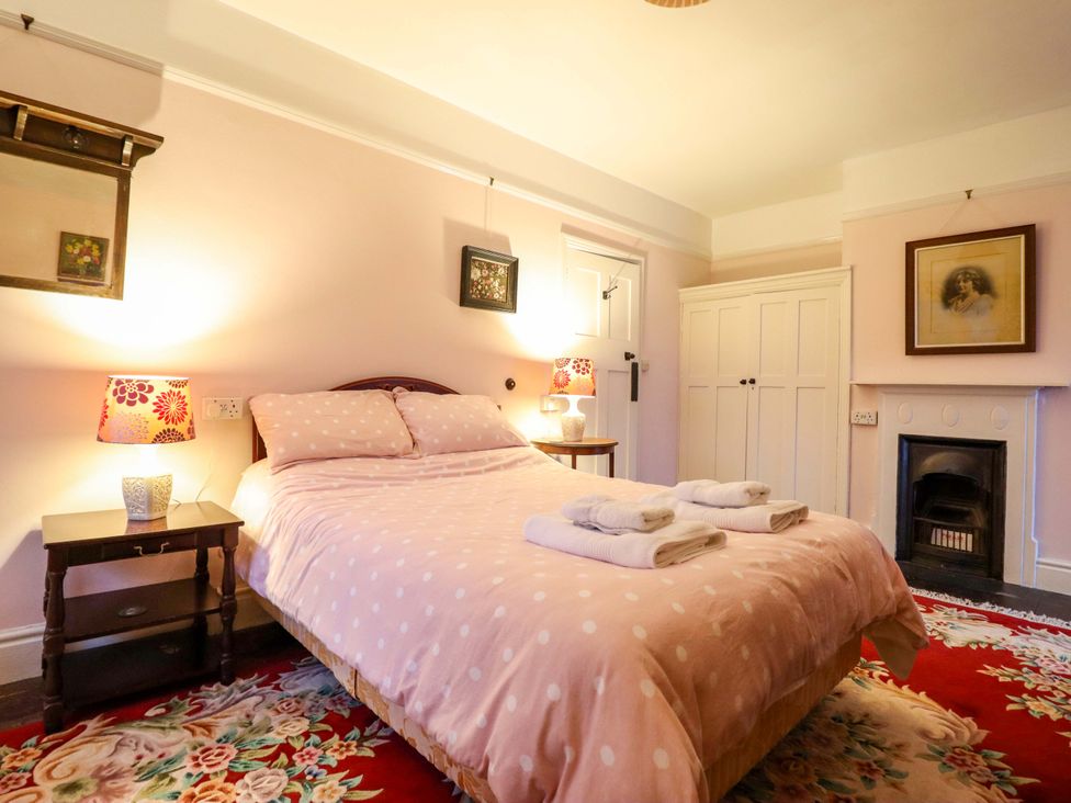 A bedroom with a bed and bedside tables at Murmur Y Don in Harlech