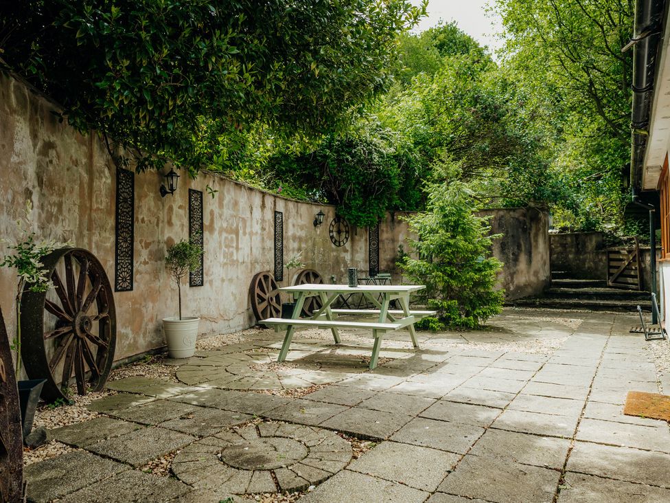 A garden with a table and chairs at The Wilderness in Stiperstones
