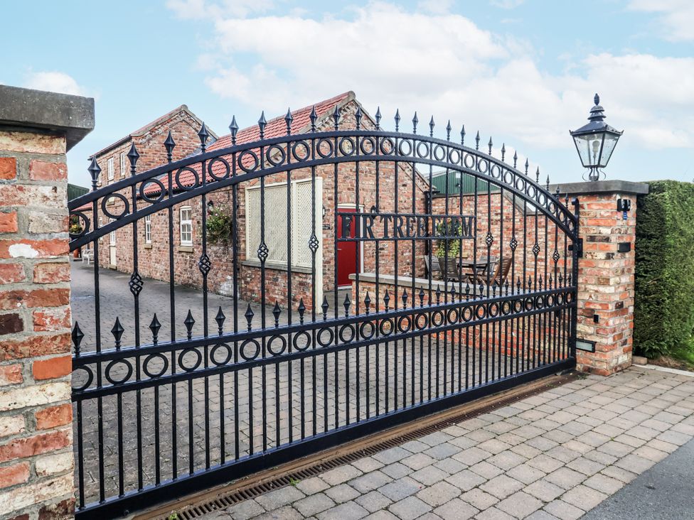 A gate and brick wall at Pear Tree Cottage in Dunnington