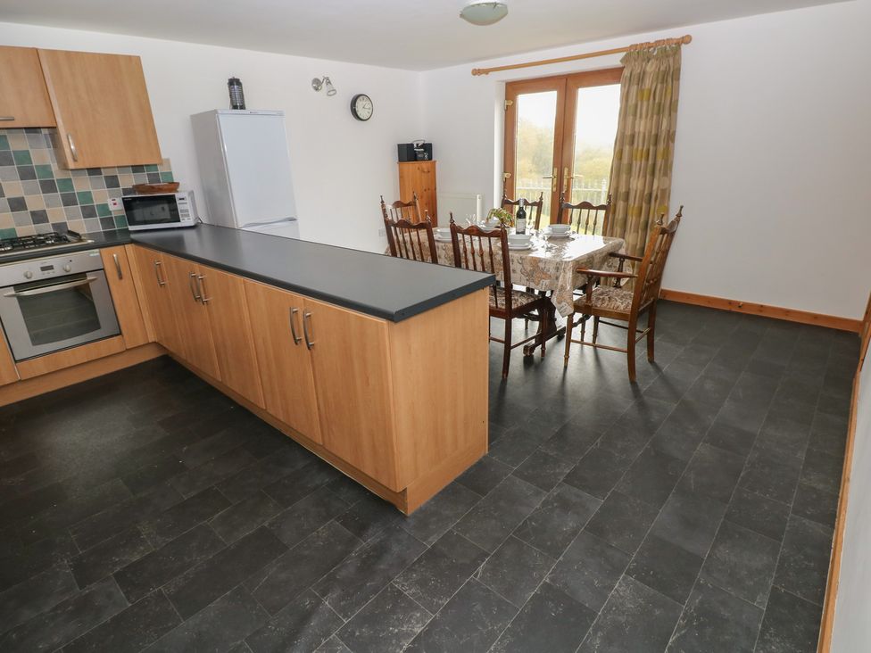 A kitchen with dining area at Bwthyn-y-Rhiw in Penybanc near Llandeilo