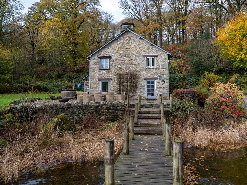 A house near water with steps at Hammerhole in Graythwaite near Hawkshead
