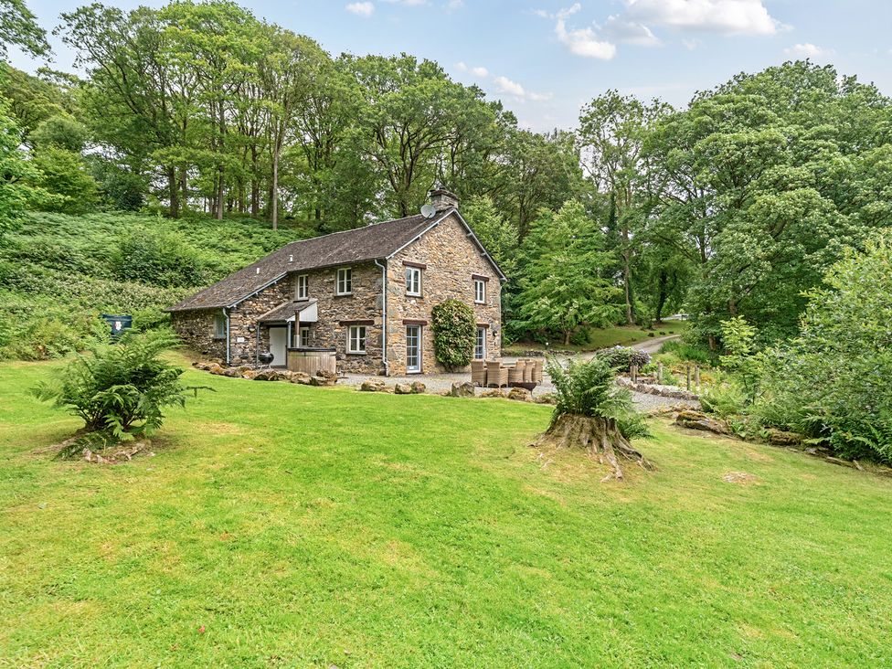 A house surrounded by trees and grass at Hammerhole at the Graythwaite Estate near Hawkshead