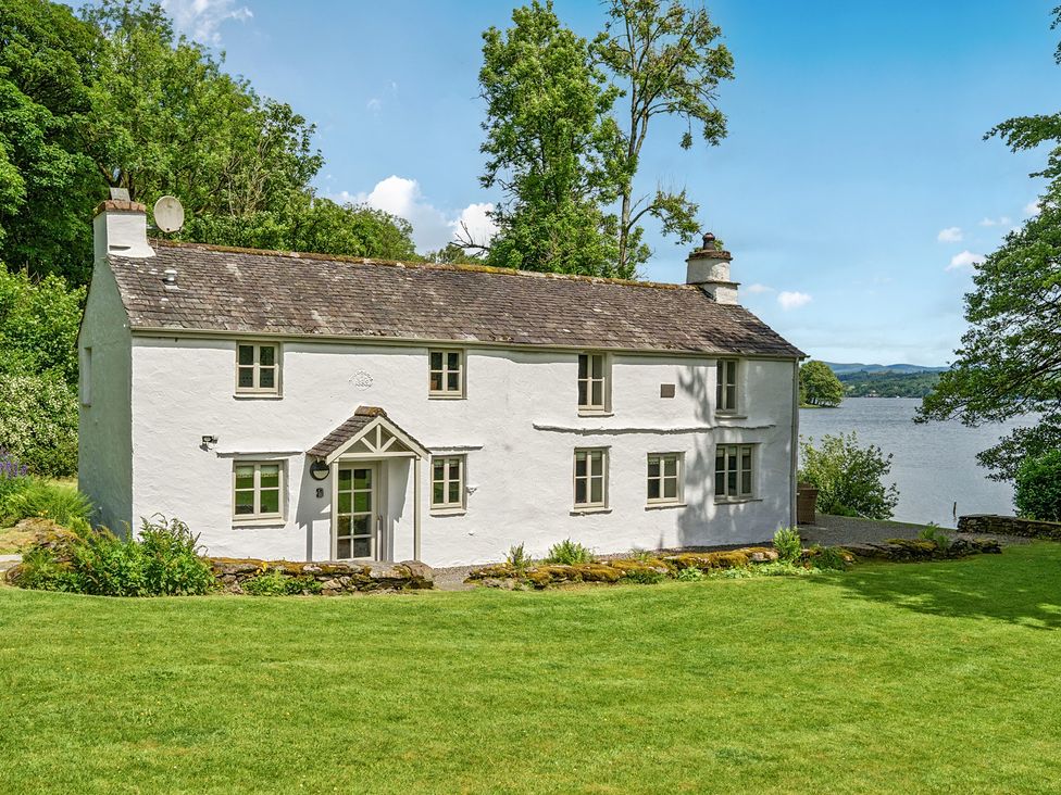 A house with a garden and lake view at Hullet Hall at the Graythwaite Estate near Hawkshead