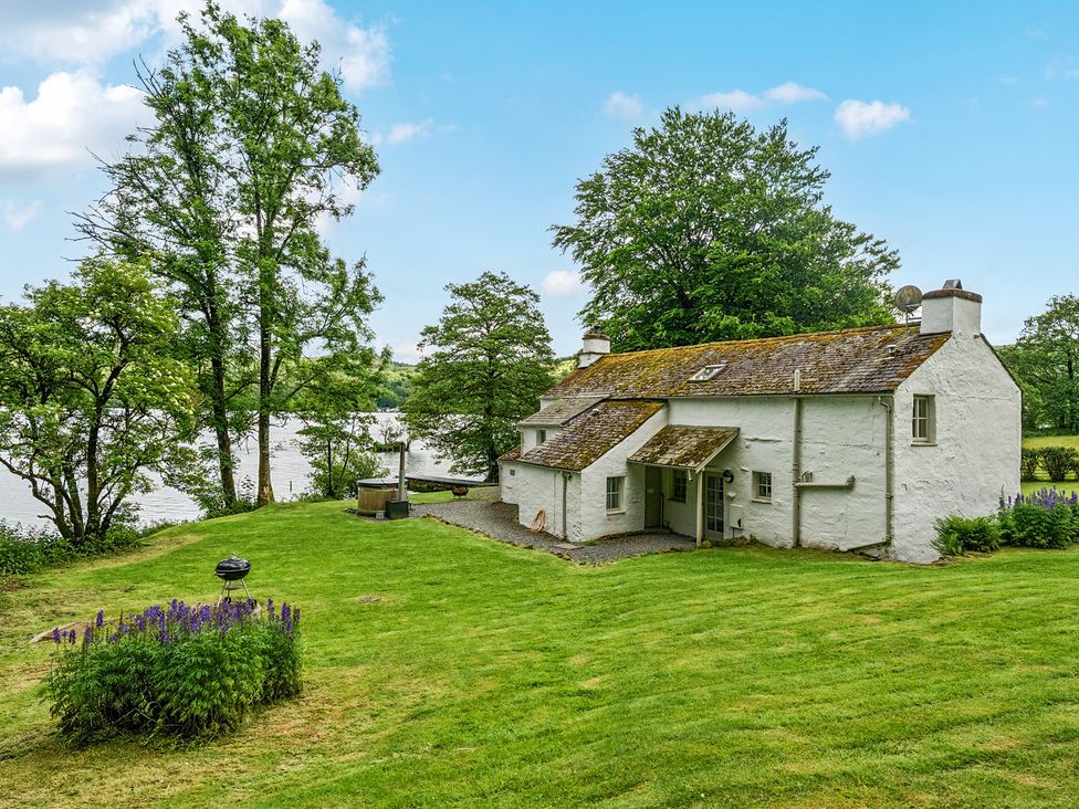 A house with garden and trees near a lake at Hullet Hall at the Graythwaite Estate near Hawkshead