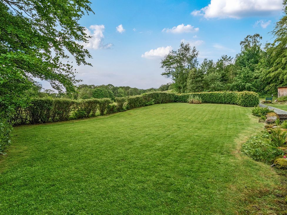 A garden with grass and bushes at Hullet Hall at the Graythwaite Estate near Hawkshead