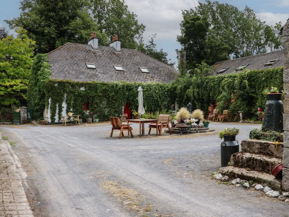 An outdoor area with chairs and a table near a building at Ryan's Loft in Ardfinnan near Clonmel, County Tipperary