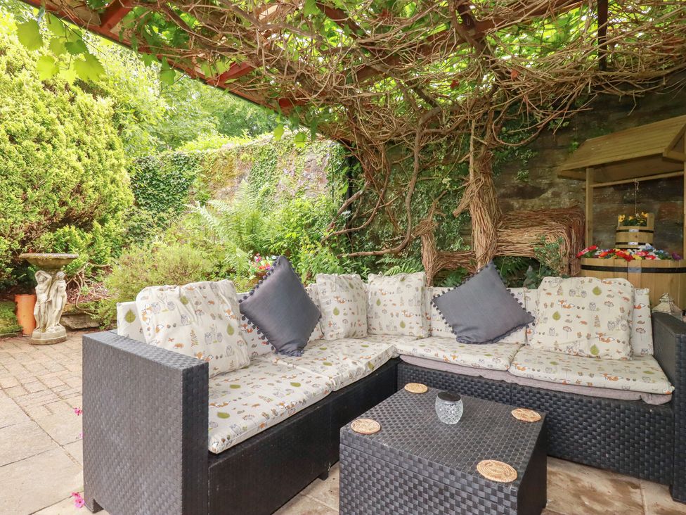 A garden area with seating and plants at Wagtail Cottage in East Taphouse