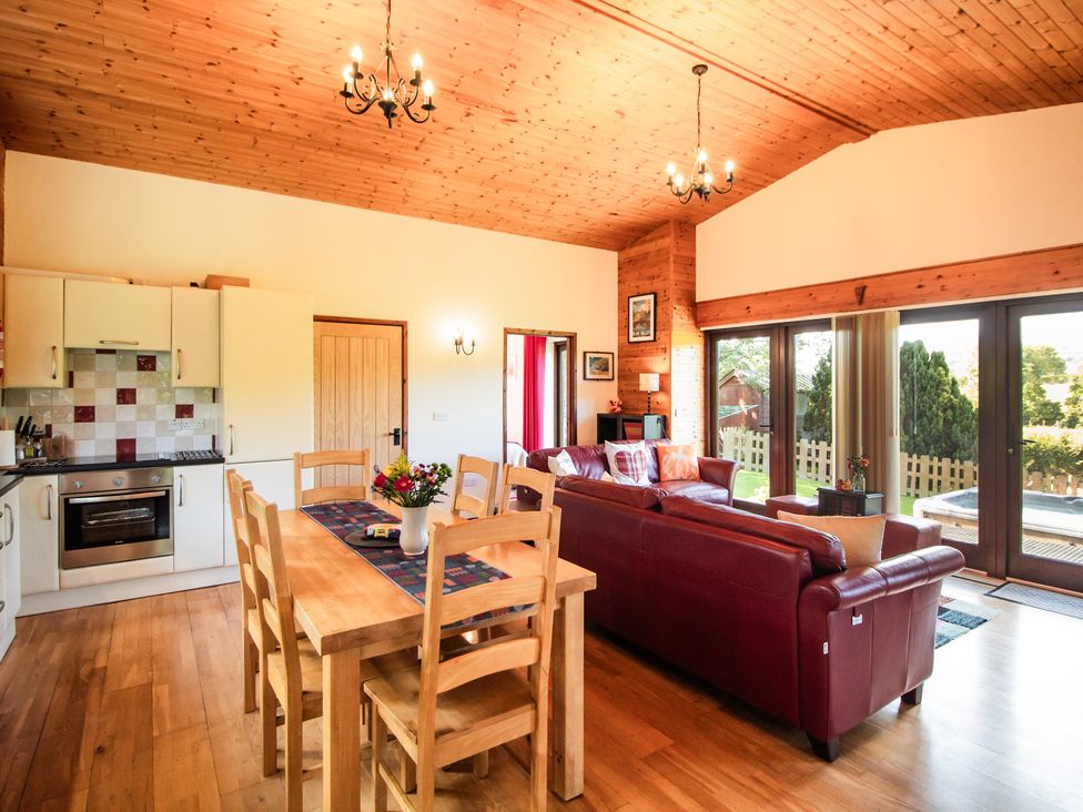 A living room with a dining area and kitchen at Sycamore Lodge Nantmel near Rhayader