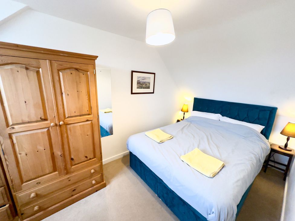 A bedroom with a bed and wardrobe at 38 Dale End Brancaster Staithe near Burnham Market