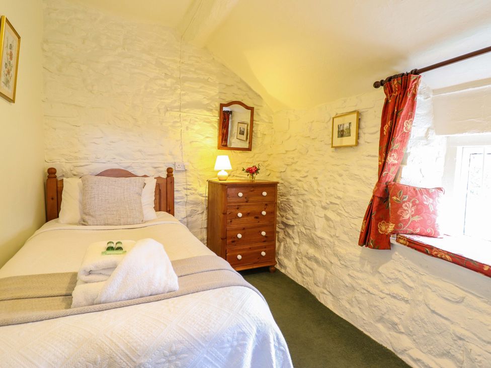 A bedroom with a single bed and chest of drawers at Penymaes near Bronygarth