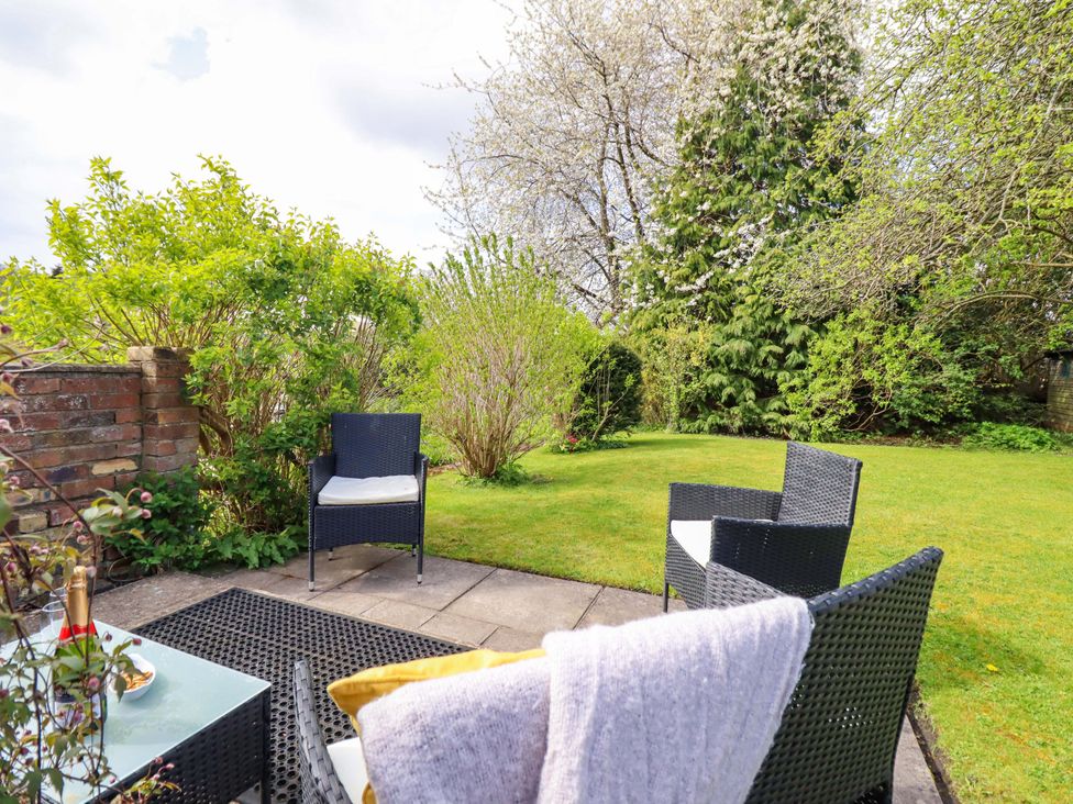 A garden with chairs and a table at Penymaes Bronygarth near Chirk