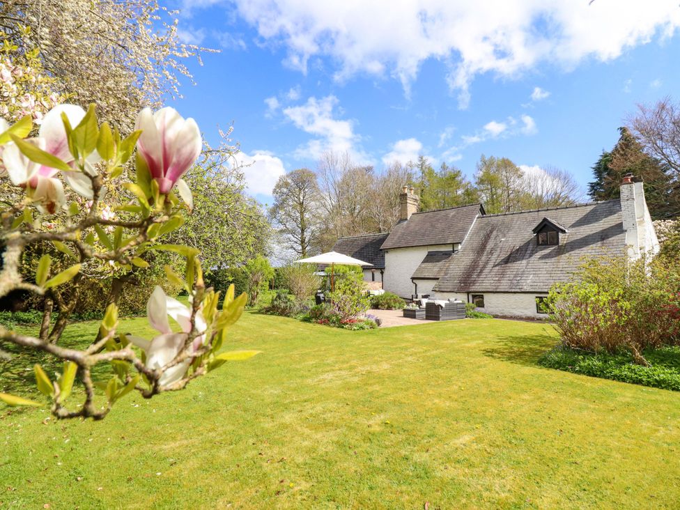 A house with a garden and patio at Penymaes in Bronygarth near Chirk