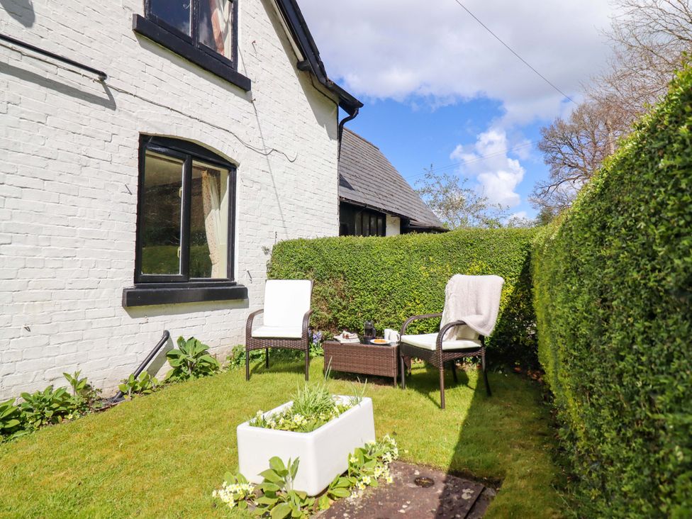 A garden with chairs and a table at Penymaes Bronygarth near Chirk
