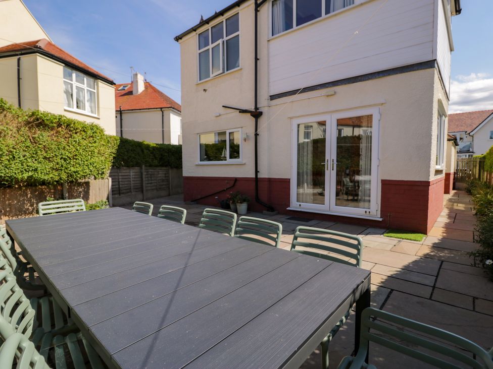An outdoor dining area with a table and chairs at Meadway House in Rhos-on-Sea