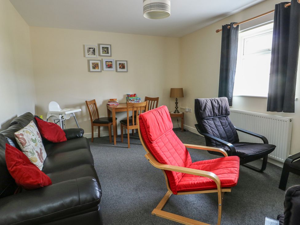 A living room with seating and dining area at Ty Ni in Caeathro near Caernarfon