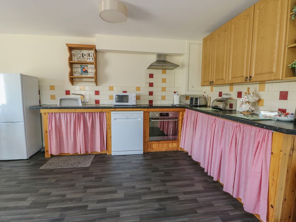 A kitchen with appliances and cabinetry at Ty Ni in Caeathro near Caernarfon
