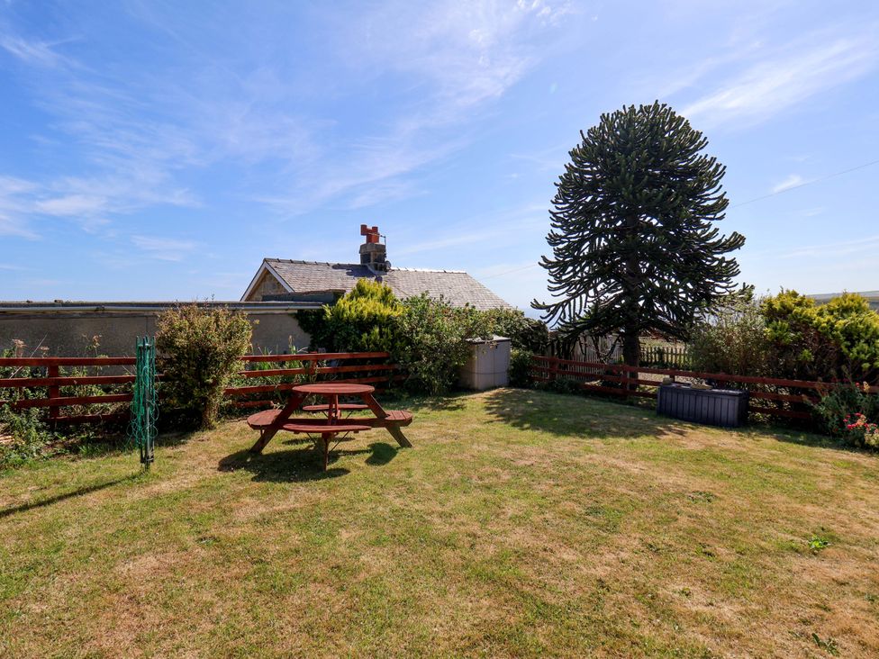 A garden with a picnic table and a tree at 4 Cliff Cottages Port Mulgrave near Staithes