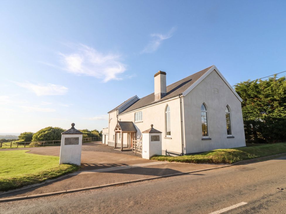 A house with a driveway and lawn at The Old Chapel in Clovelly