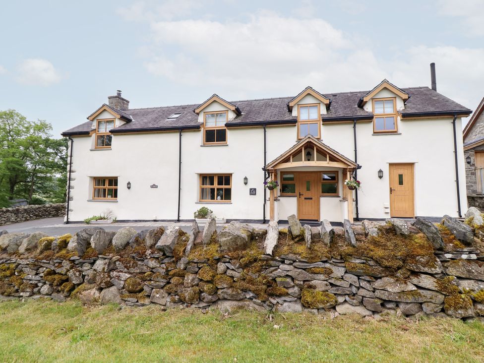 A house with windows and doors at Ty Gwyn in Llangwm near Bala