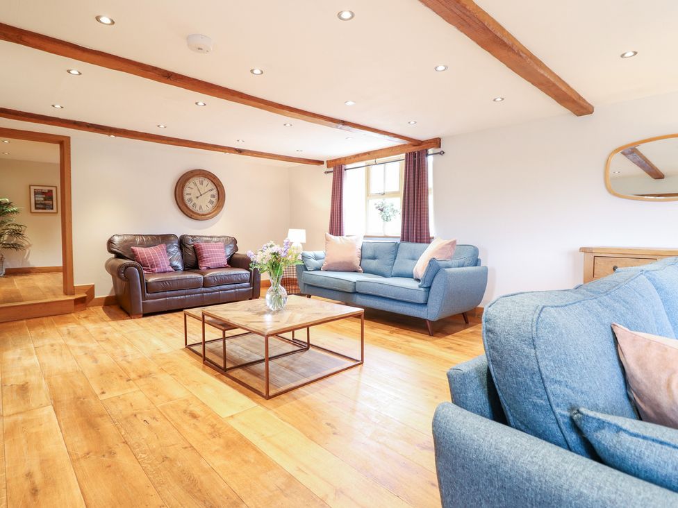 A living room with sofas and a coffee table at Ty Gwyn Llangwm near Bala