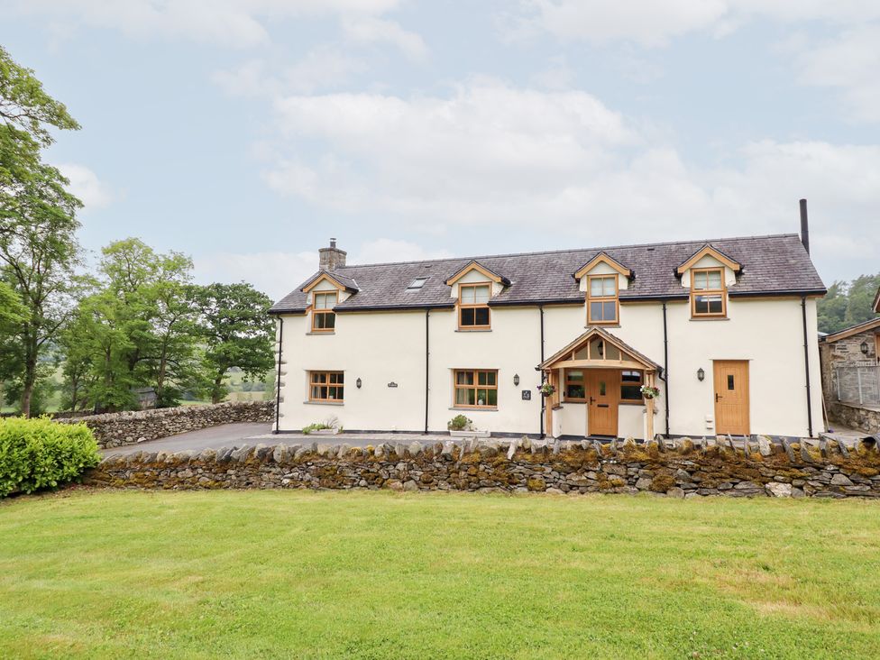 A house with a garden and stone wall at Ty Gwyn Llangwm near Bala