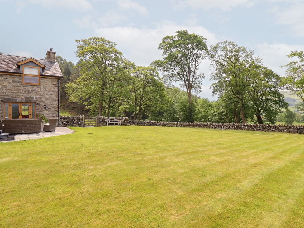 A house with garden and trees at Ty Gwyn in Llangwm near Bala
