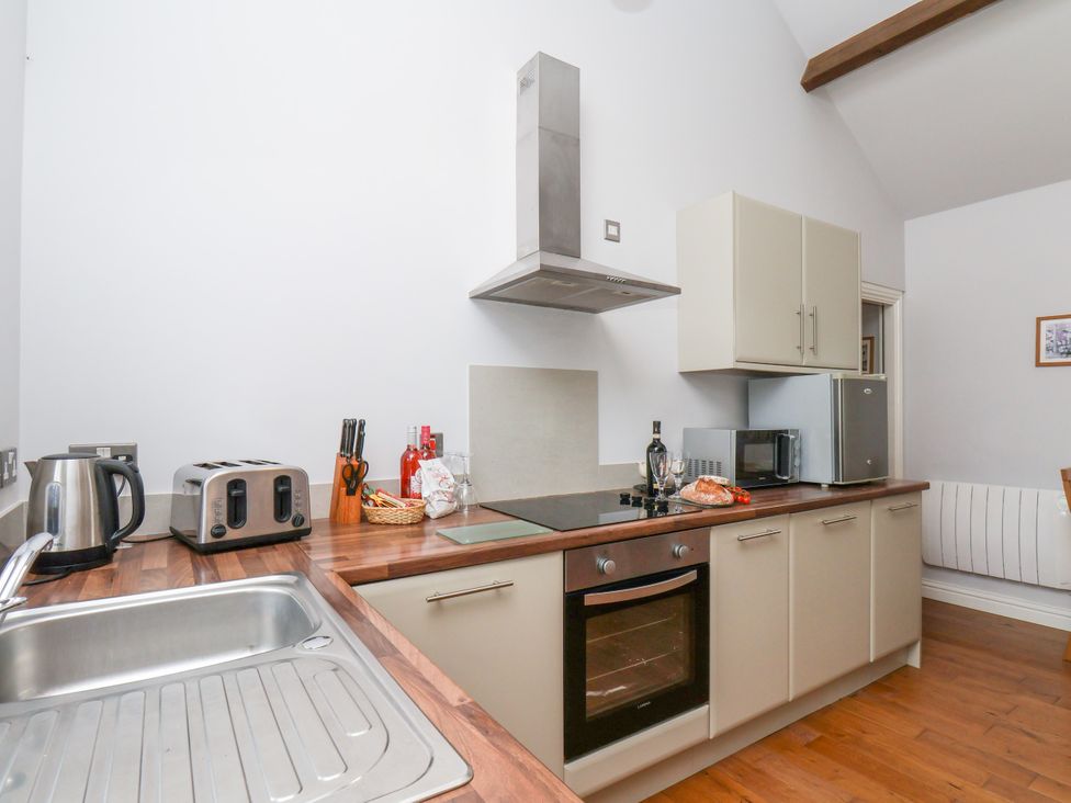 A kitchen with appliances including a kettle and toaster at Beacon Gerrick near Moorsholm