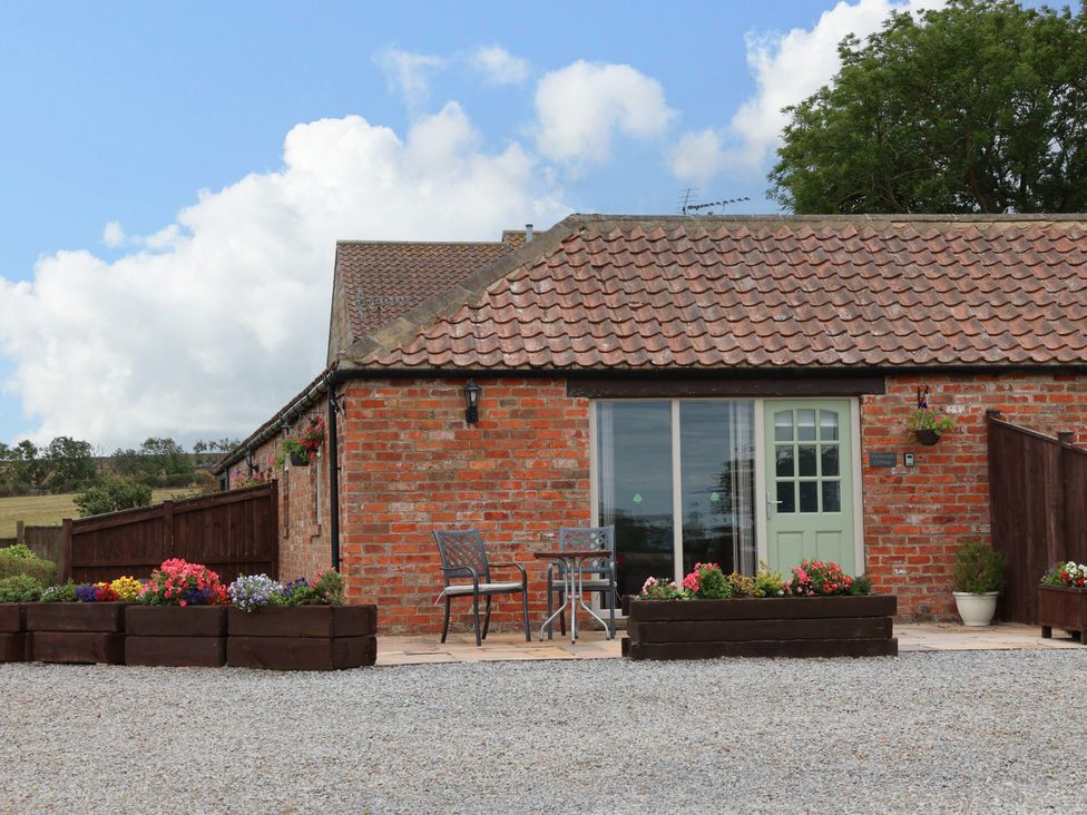 An outdoor area with chairs and a table at Freeborough Gerrick near Moorsholm