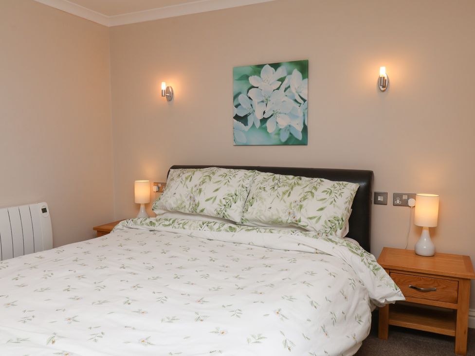 A bedroom with a bed and bedside tables at Blakey in Gerrick near Moorsholm