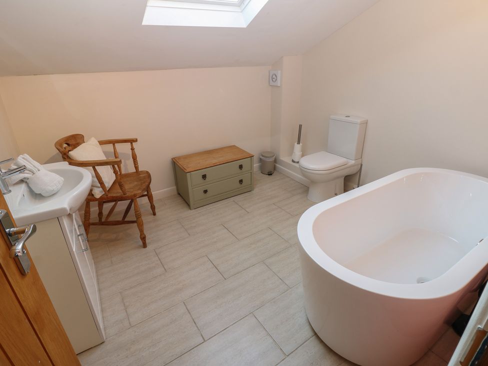 A bathroom with a bathtub, toilet, and sink at Hillside View in Hawes
