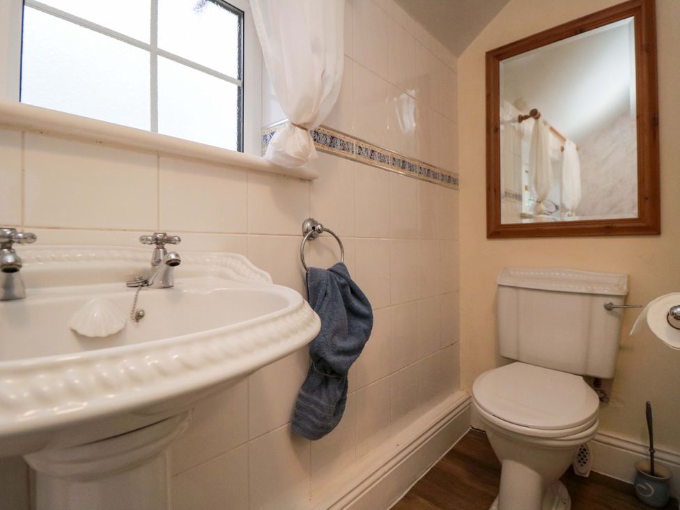 A bathroom with a wash basin and toilet at Jasmine Cottage in Dalton Near Thirsk