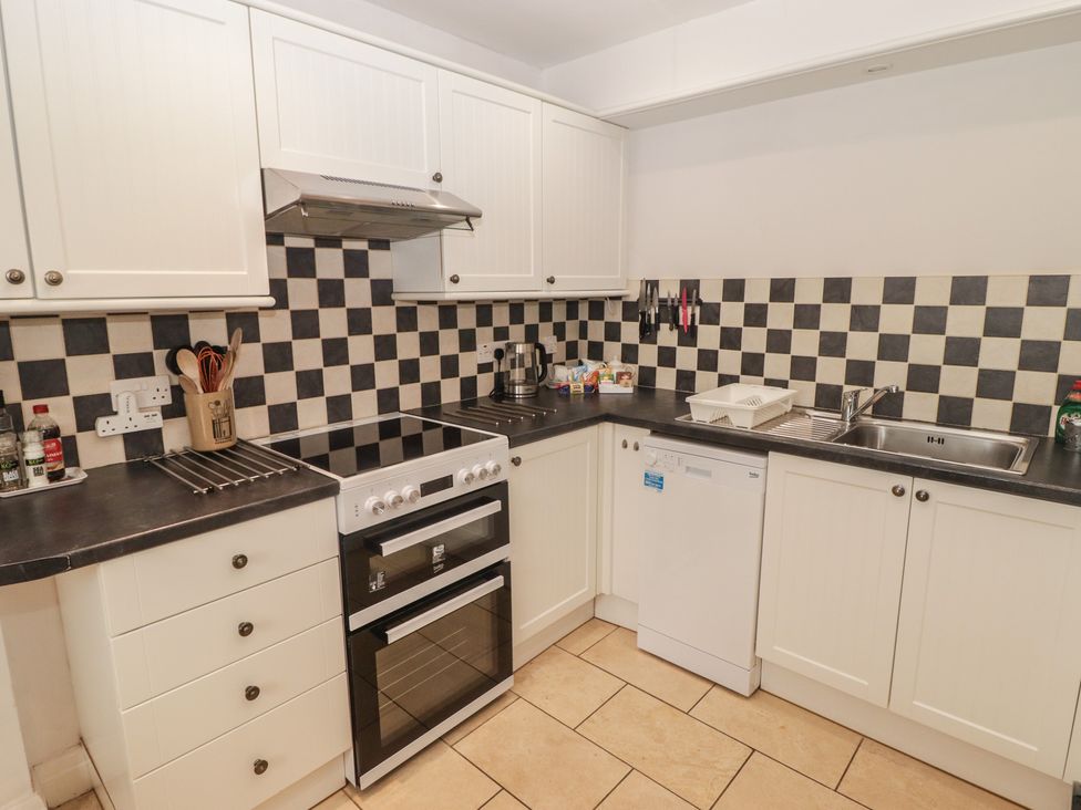 A kitchen with a cooker and sink at Garth Cottage in Haverfordwest