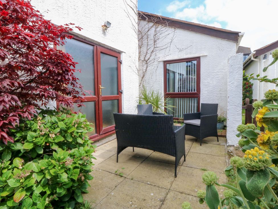 A garden with chairs and a table at the Boathouse in Deganwy near Llandudno
