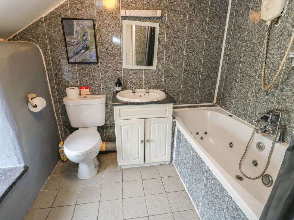 A bathroom with a sink, toilet, and bathtub at Glan y Gors Dinorwic near Llanberis