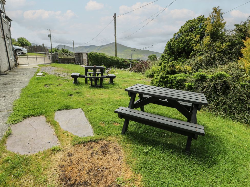 A garden with picnic tables in the outdoor area at Glan y Gors in Dinorwic near Llanberis