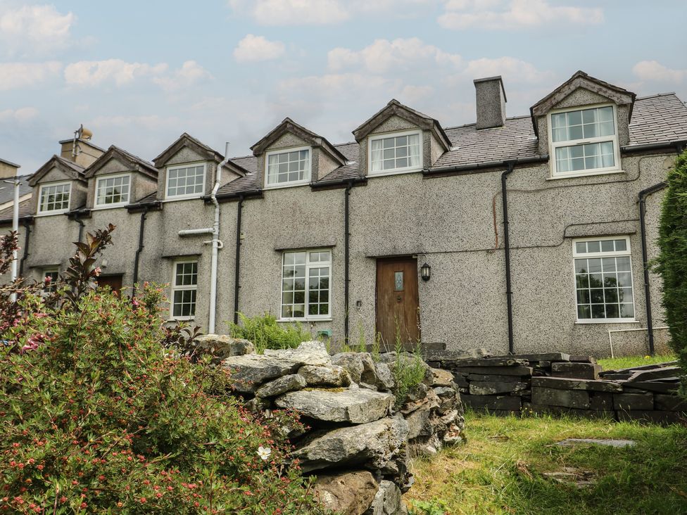 A row of houses with windows and a door at Glan y Gors Dinorwic near Llanberis
