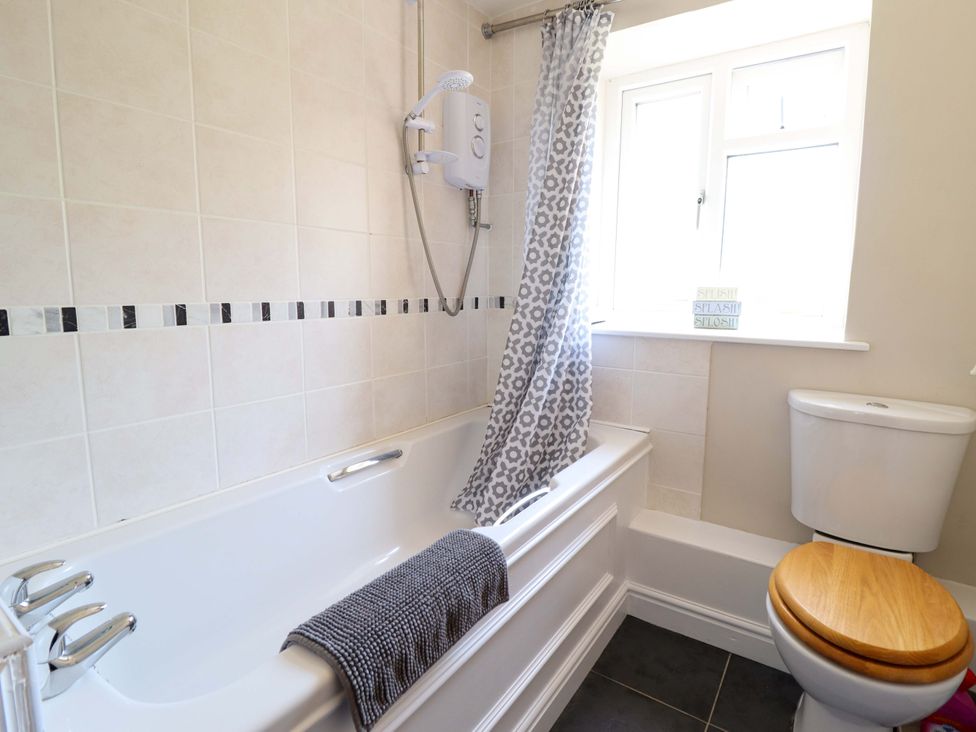 A bathroom with a bathtub and toilet at Peniarth in Penybontfawr near Oswestry