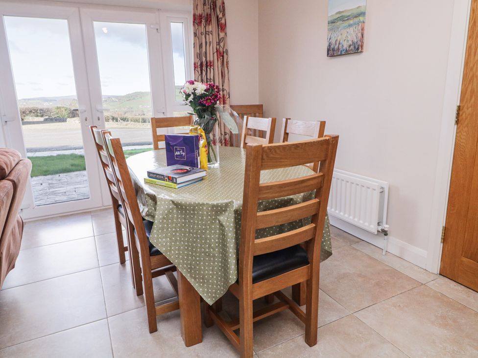 A dining room with a table and chairs at Finn Cottage