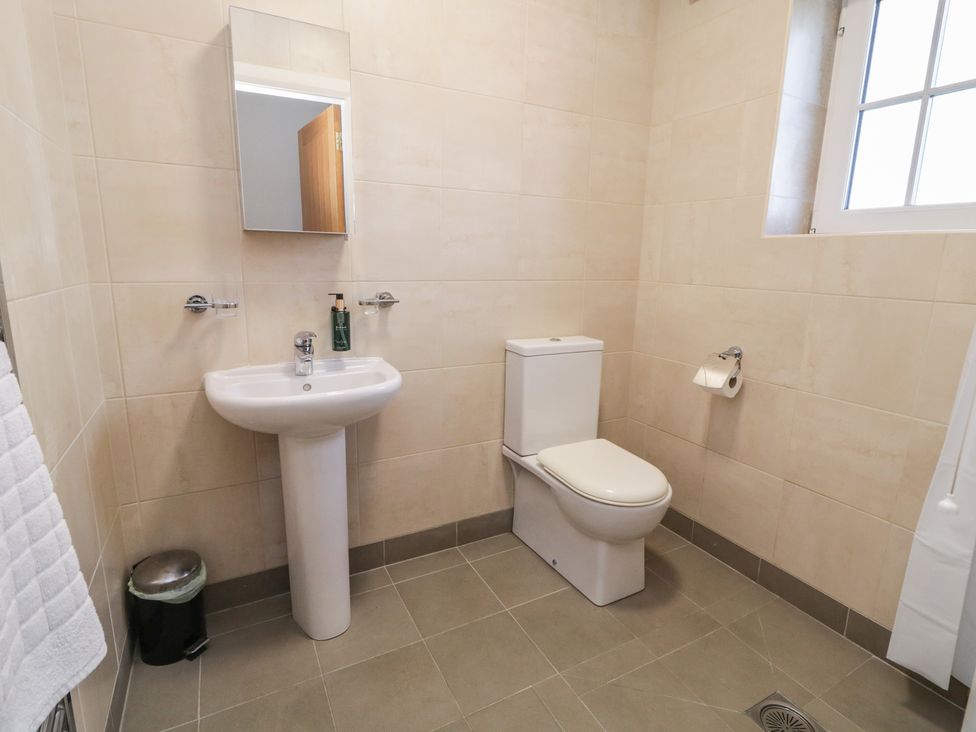 A bathroom with sink and toilet at Finn Cottage