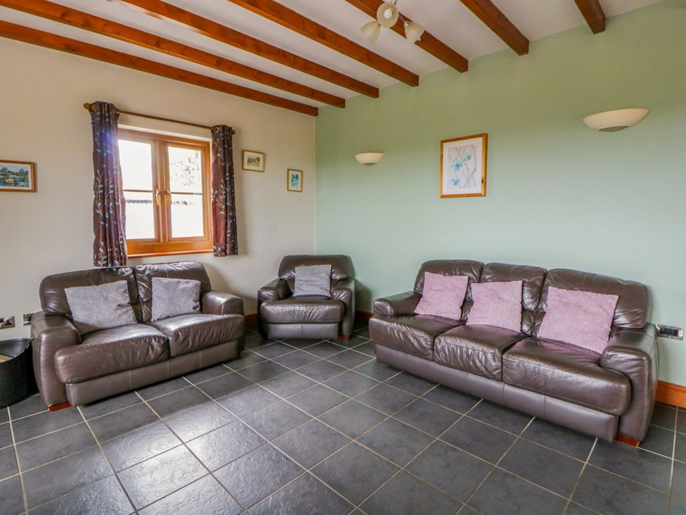 A living room with sofas and a window at Y Bwthyn in Swyddffynnon near Pontrhydfendigaid