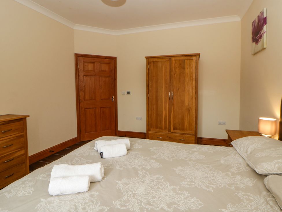 A bedroom with a bed and wooden furniture at Y Bwthyn in Swyddffynnon near Pontrhydfendigaid