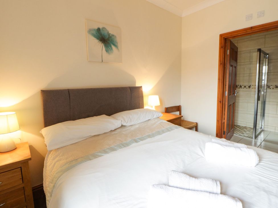 A bedroom with a bed and bedside tables at Y Bwthyn in Swyddffynnon near Pontrhydfendigaid