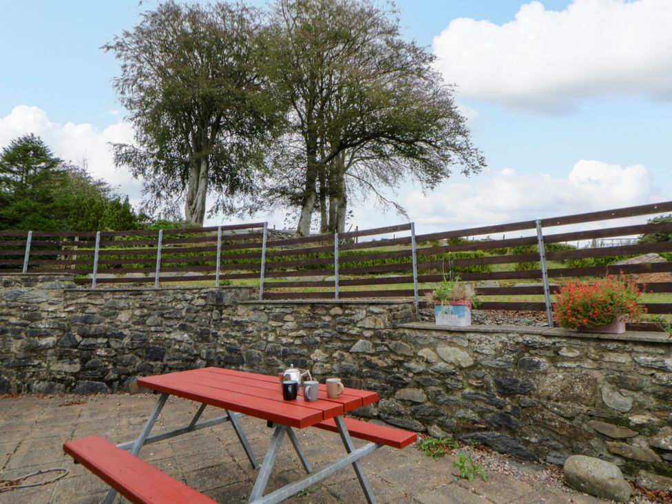 A garden with a picnic table and coffee pot at Y Bwthyn in Swyddffynnon near Pontrhydfendigaid
